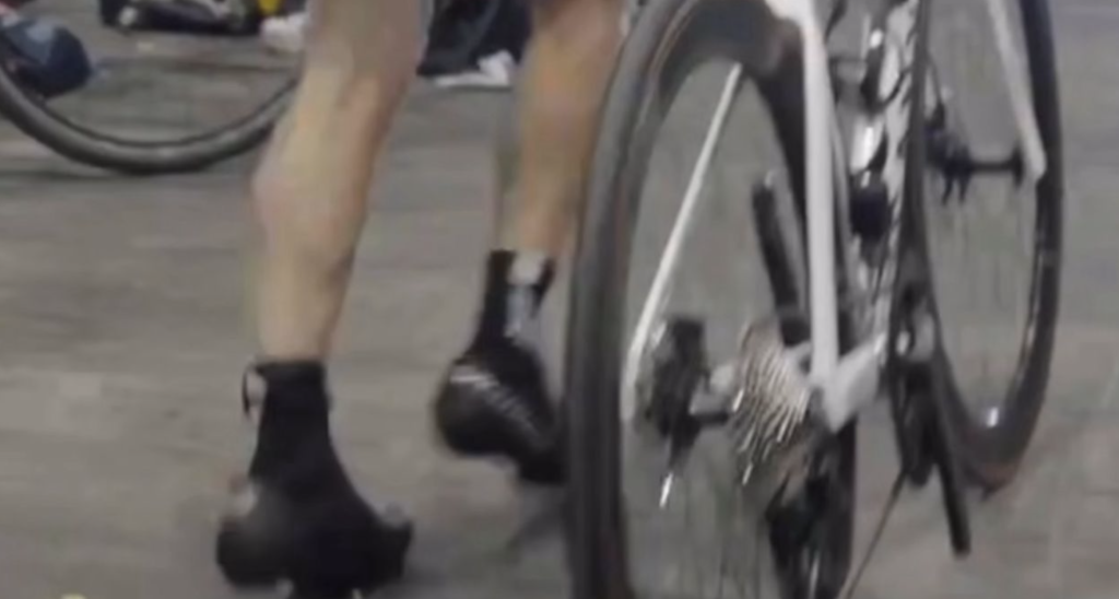 Awkward and hilarious mistake: athlete forgets to put pedals on bike ...
